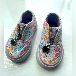 Poll Parrot size 1 Floral sneaker with heart zipper